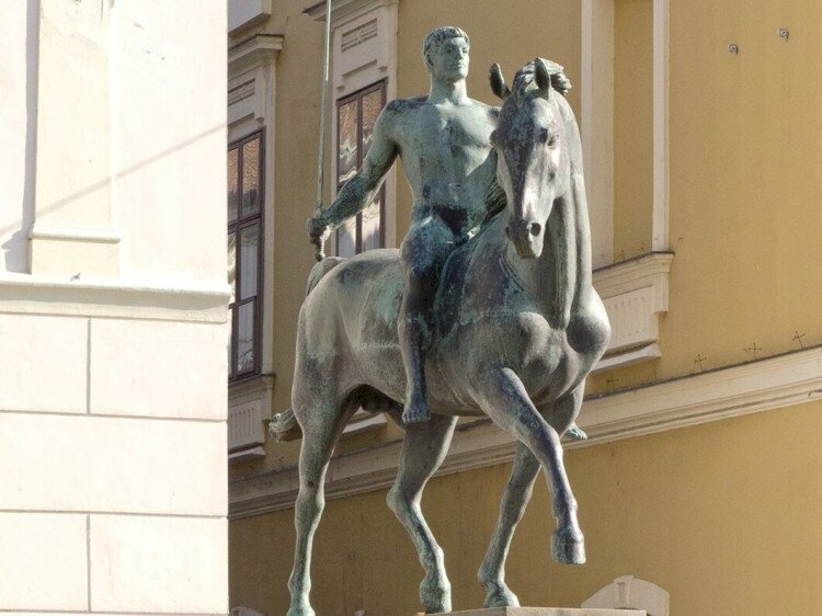 10-es huszárok emlékműve