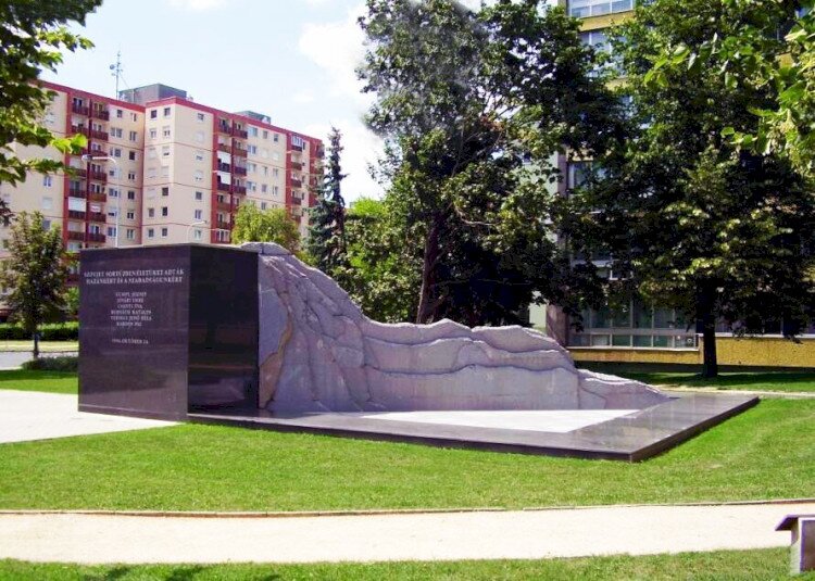 56-os emlékmű
