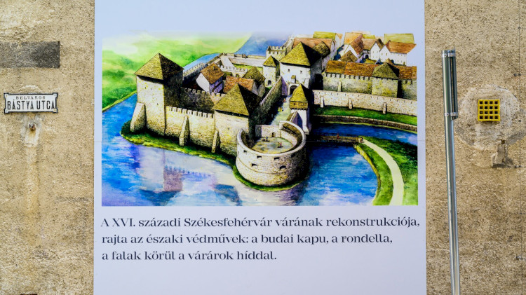 Keep the track of the late royal castle (Országzászló square)