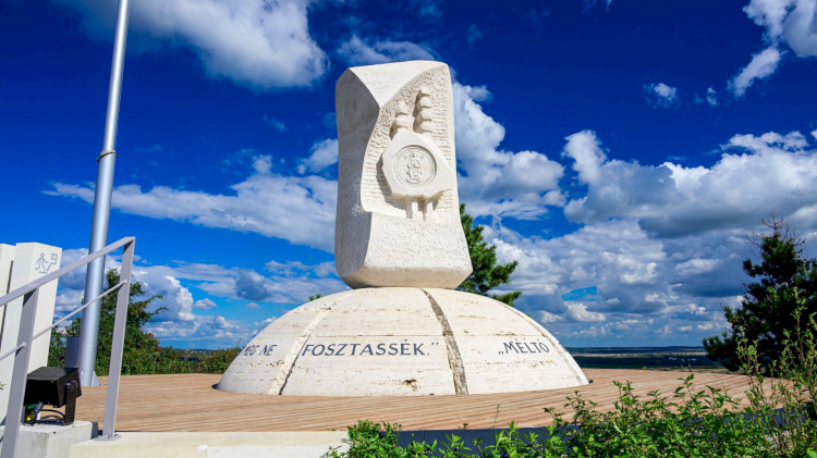 Aranybulla emlékmű