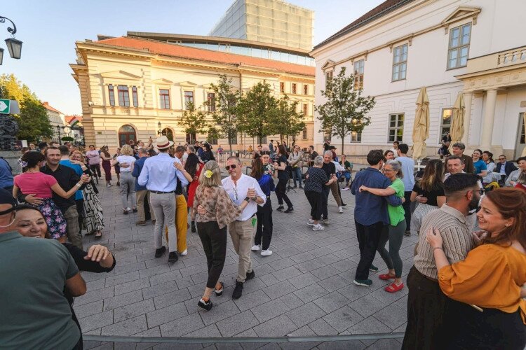 Come Around Swing Family (swing, balboa ) in front of Mercure Hotel Magyar Király - 31 July 19:00