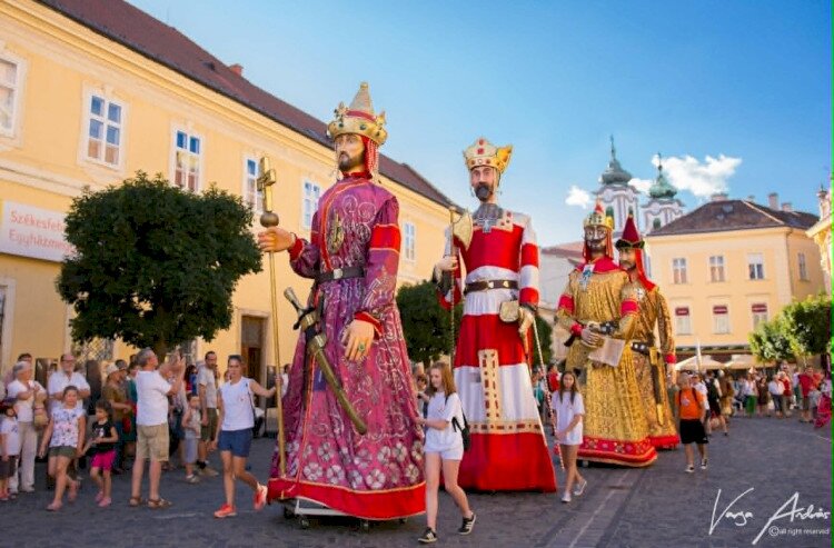 Royal Puppets Parade in the centre – 8 August 17:00–19:00