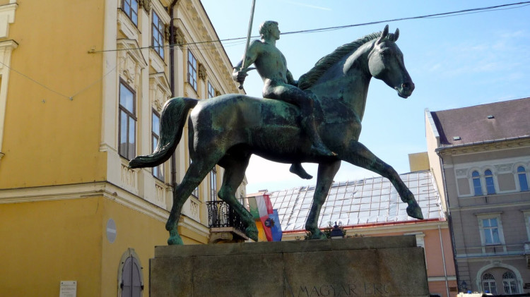 Lovasszobor