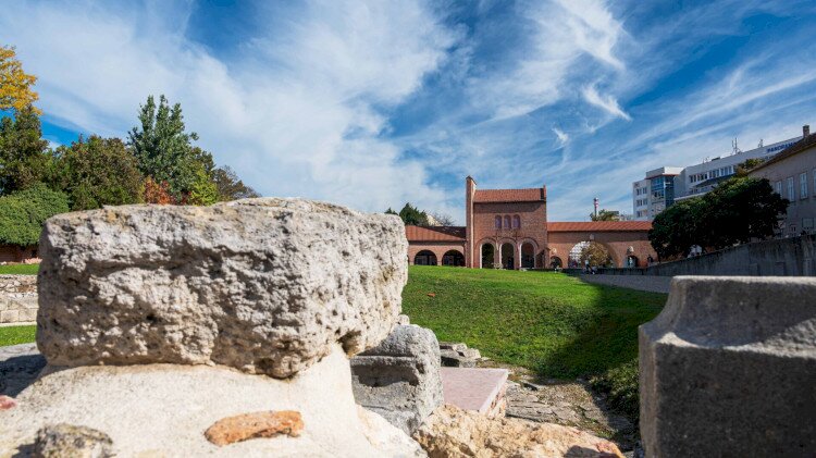 Mit mesélnek a város kövei? Séta Pintér Andrással