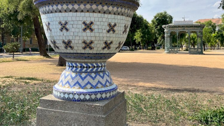 Mozaikos vázák, Zichy liget