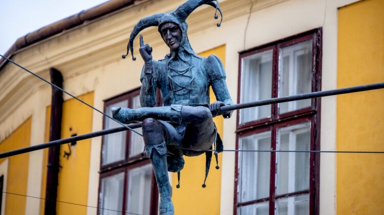 Mujkó Statue