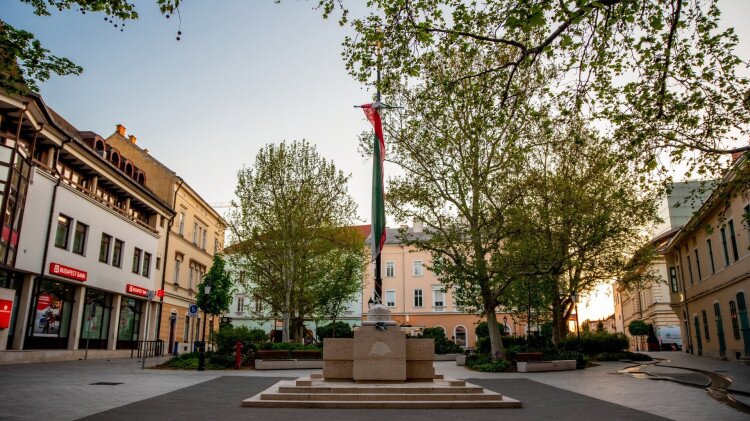 Országzászló Square, the picture of the former fortress 
