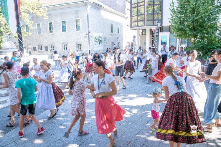 Royal Playground with Szedtevette and Kneifelné Laczkó Krisztá - 17 August, 16.00