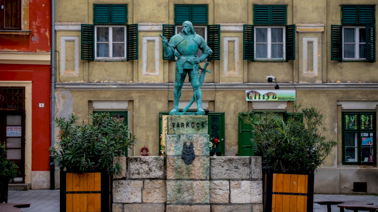 Varkocs György várkapitány szobra