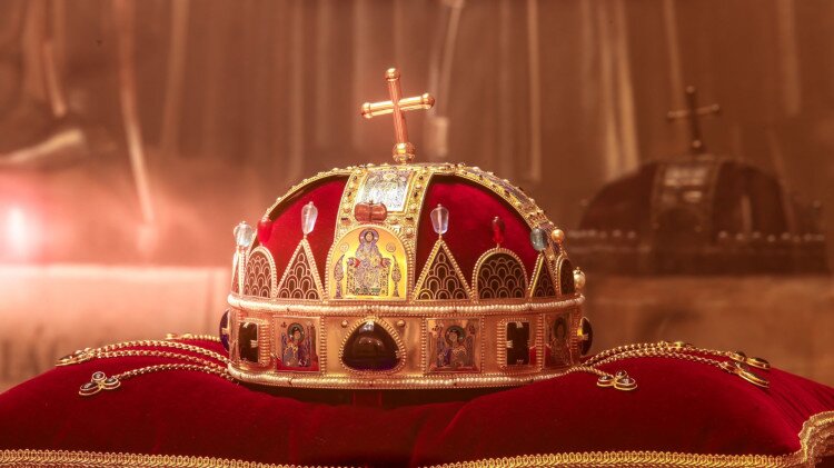 Városháza – a Szent Korona hiteles másolata