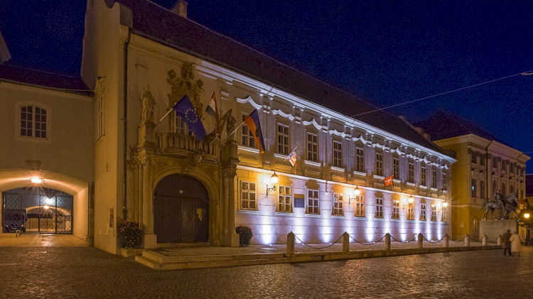 Városháza és a Szent Korona hiteles másolata
