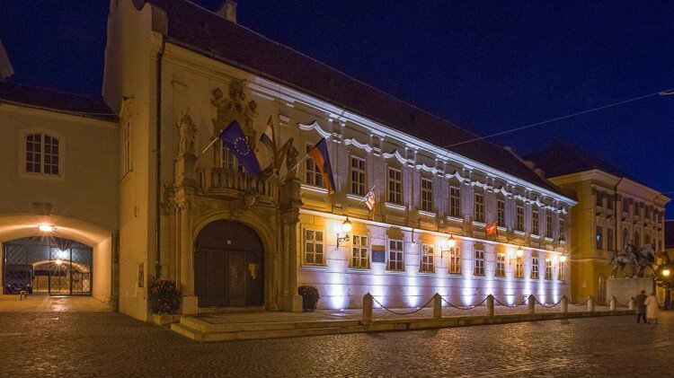 Városháza és a Szent Korona hiteles másolata