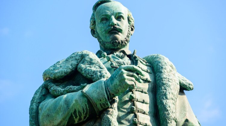 Vörösmarty Mihály szobra